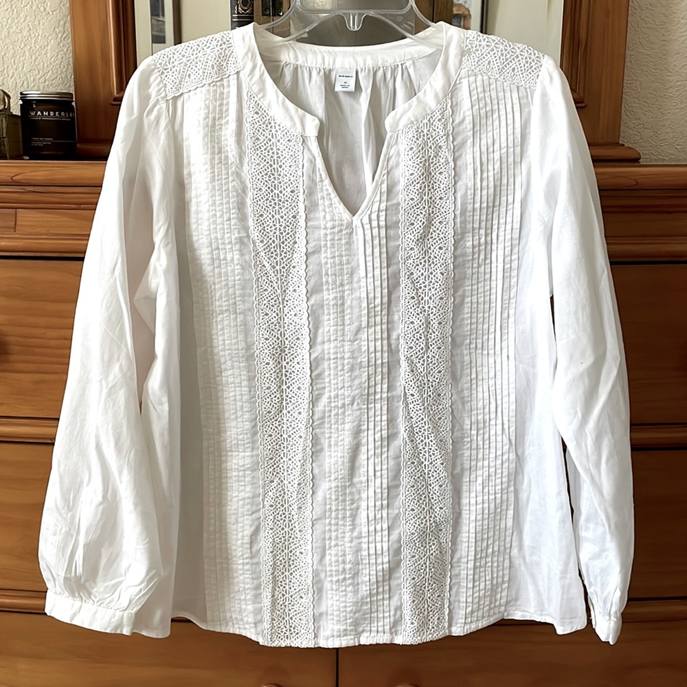 White v-neck blouse with lace